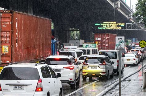 Skyway O&M apologizes to motorists for heavy flooding in Bicutan.